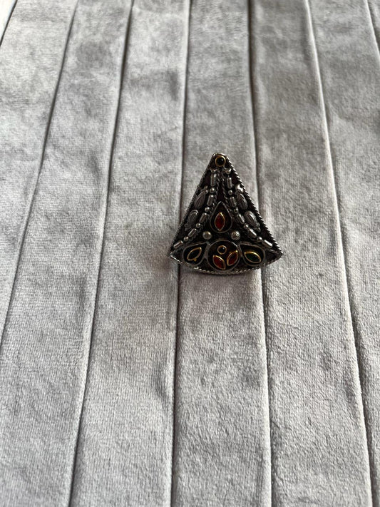 Tribhuj kundan stone ring