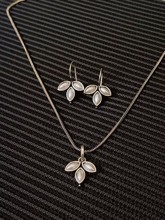 Pankhuri pearl set