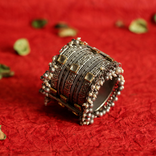 Inaara kundan handcuff