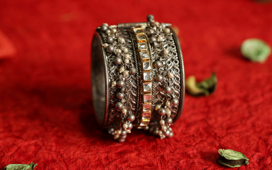 Jiya handcuff